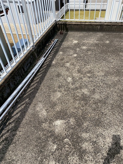 幸田町で雨漏りが生じた倉庫の現地調査、陸屋根の笠木部分と軒先に亀裂が生じておりウレタン防水工事をご提案